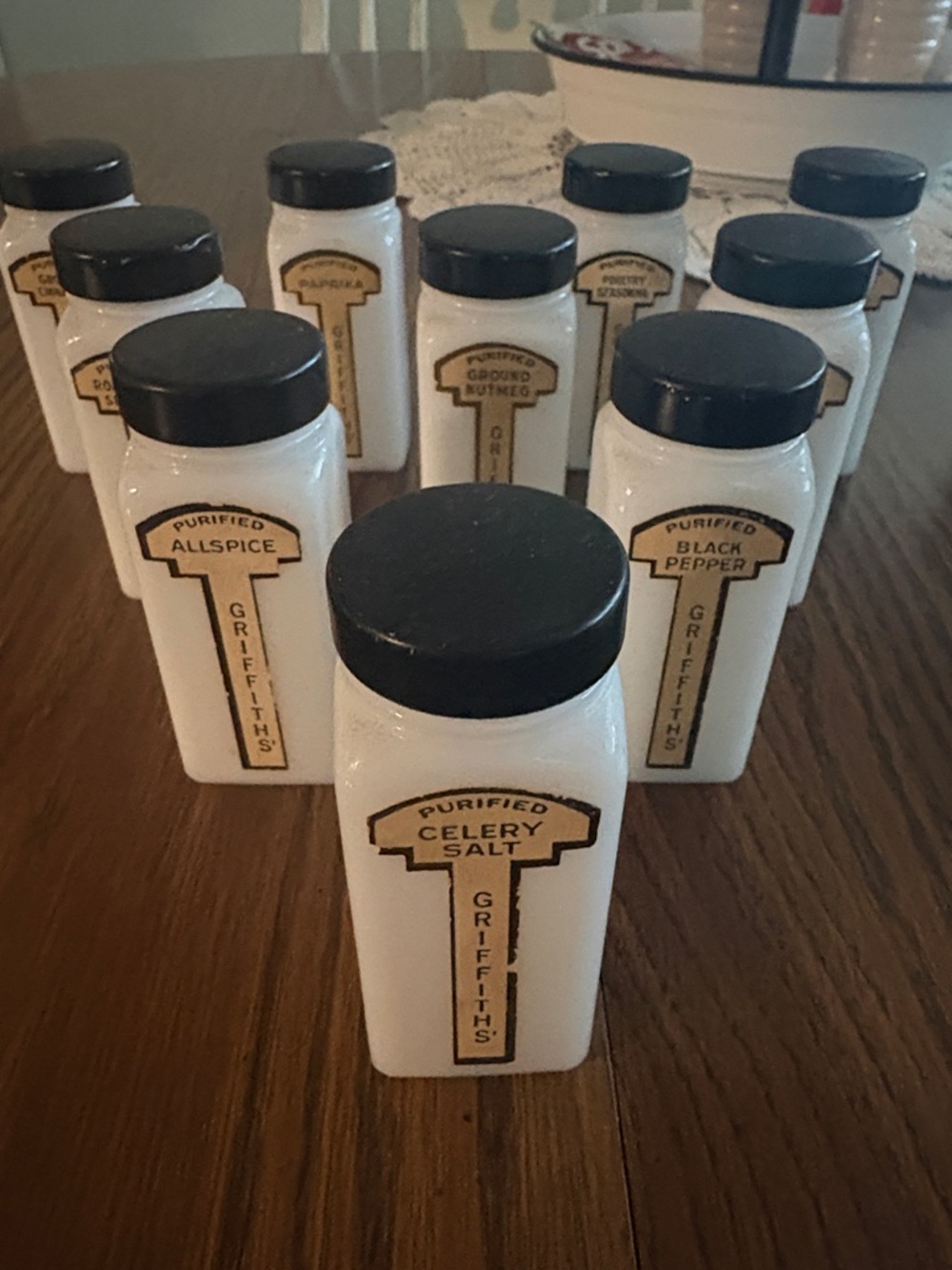 Purified Spice Milk Glass Spice Jars with Black Caps